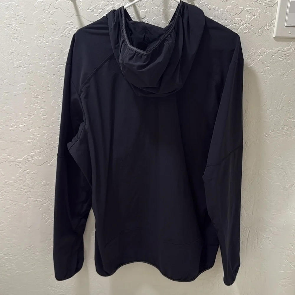 Mountain Hardwear sleek black